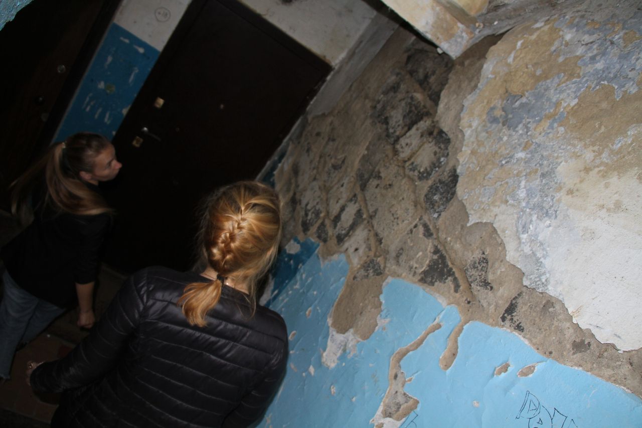 Серовчан, которые пожаловались на разваливающееся общежитие, вызвали в полицию