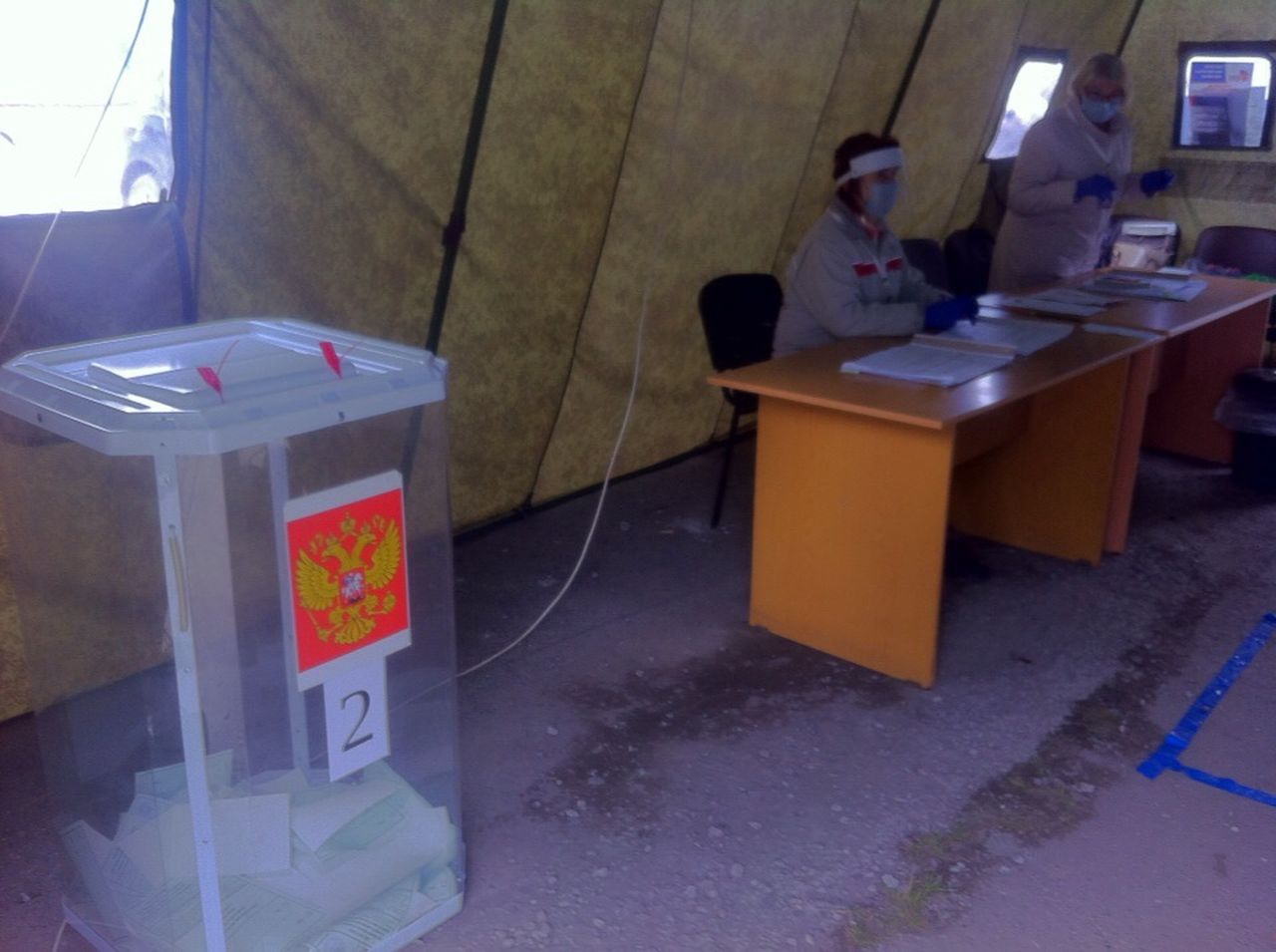 Серовчане голосуют в шатре