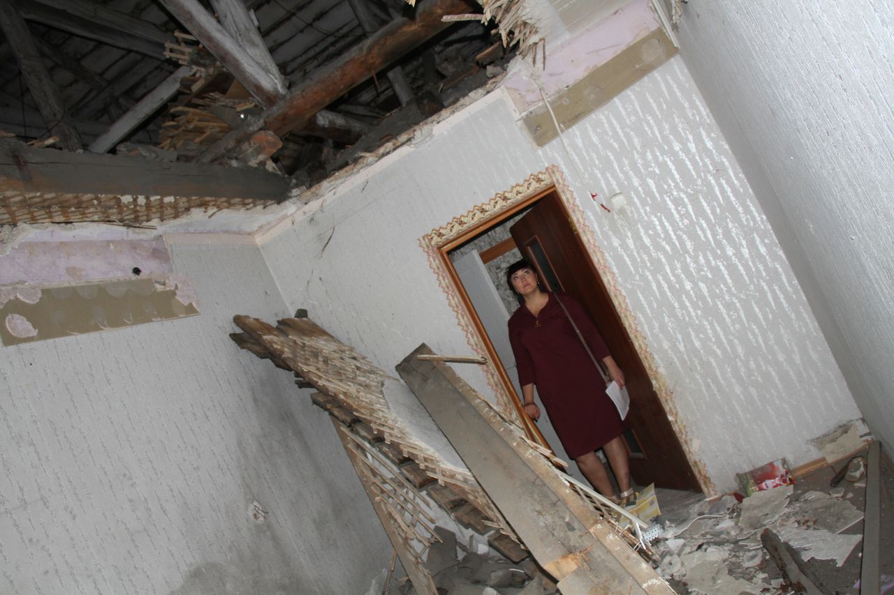 Почему дом, где рухнул потолок, до сих пор не признан аварийным, а его жители не расселены?