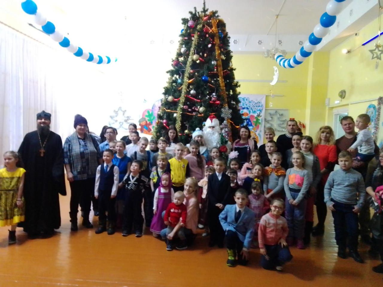 Серовский благотворительный фонд "Сотвори милость" поздравил 450 детей из малоимущих и многодетных семей