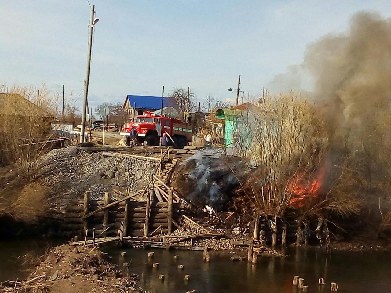 В селе Филькино, рядом с рухнувшим мостом, загорелся горбыль