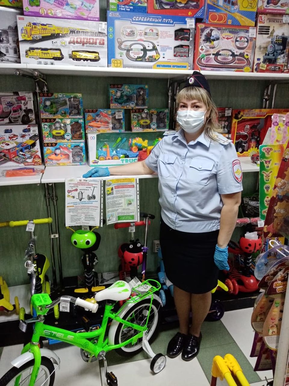 Инспекторы ГИБДД Серова посетили места продажи велосипедов и самокатов