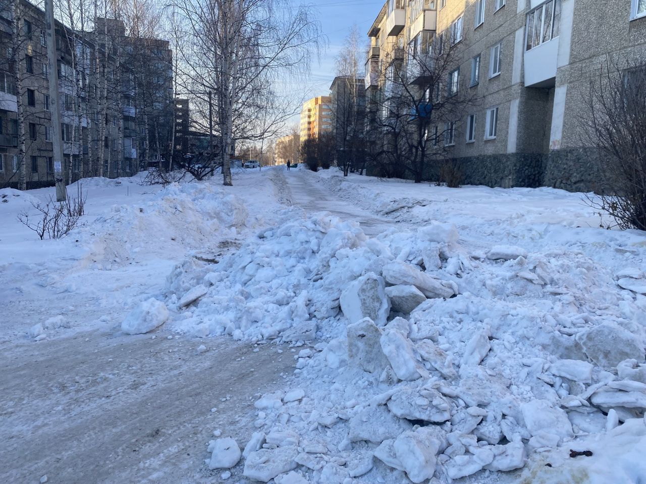 В Серове подходы к тротуару на «Сиреневом бульваре», по которому ездят автомобили, засыпали снегом