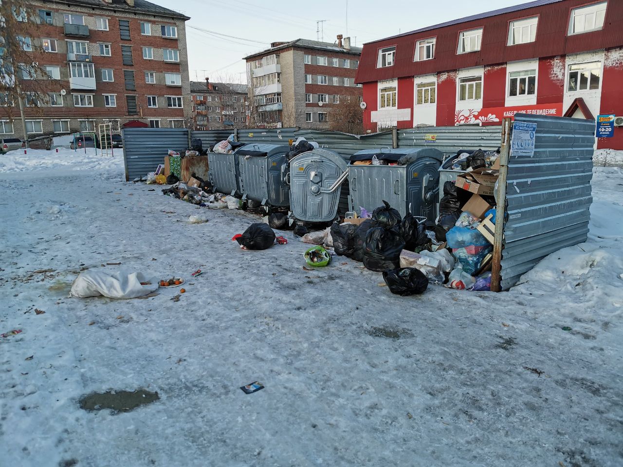 В Серове вновь не вывозят мусор с площадок, на которых установлены евроконтейнеры?