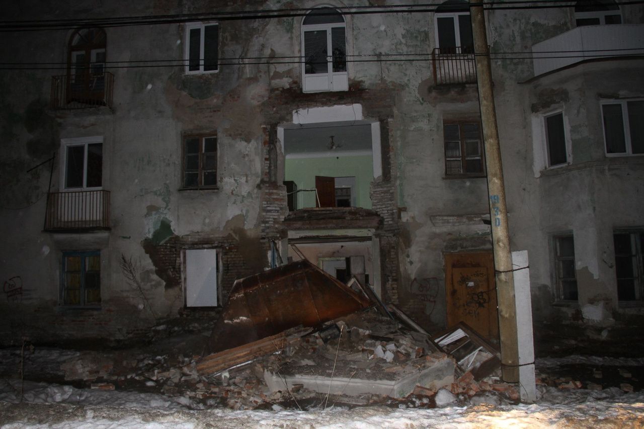 Мэрия Серова отказалась оперативно комментировать обрушение части жилого дома