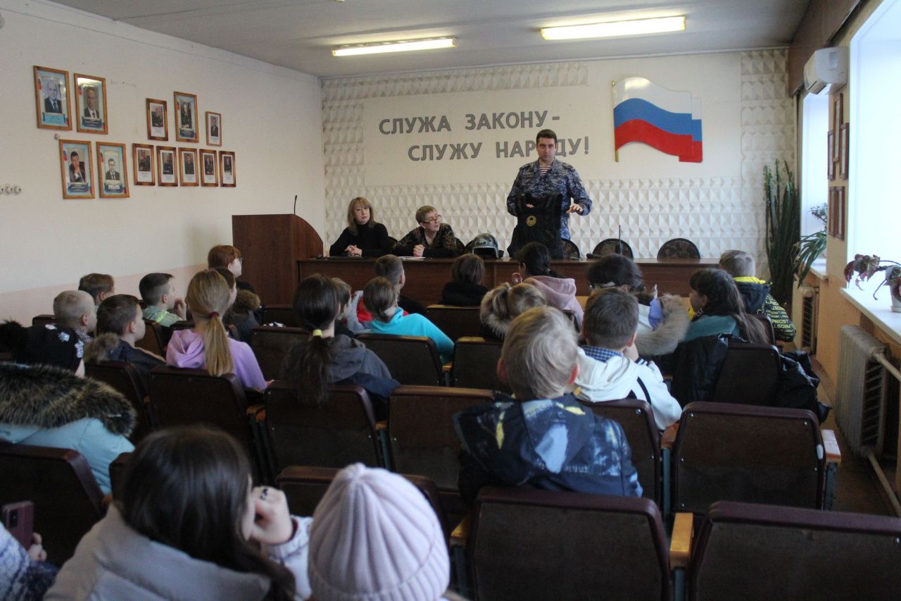 Полиция Серова рассказала школьникам о вреде наркотиков и правилах использования самокатов