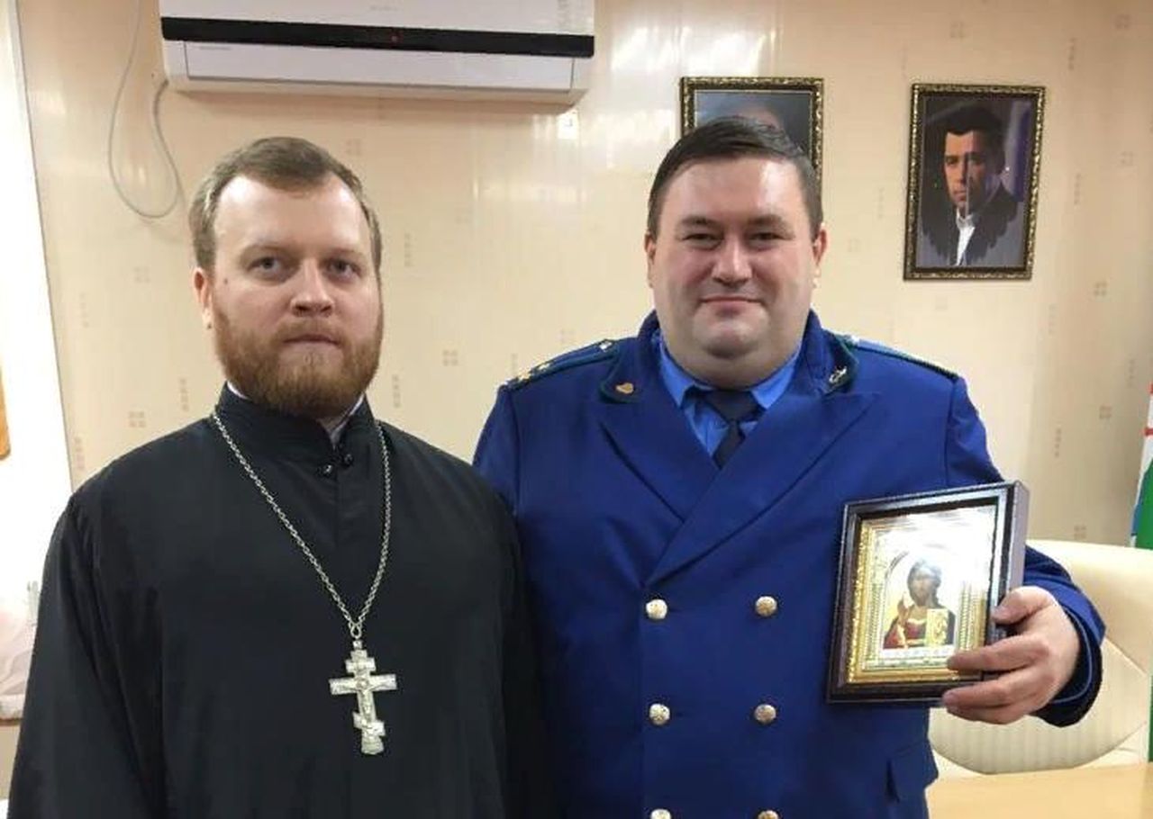 В Сосьве Серовскому городскому прокурору подарили икону Спасителя