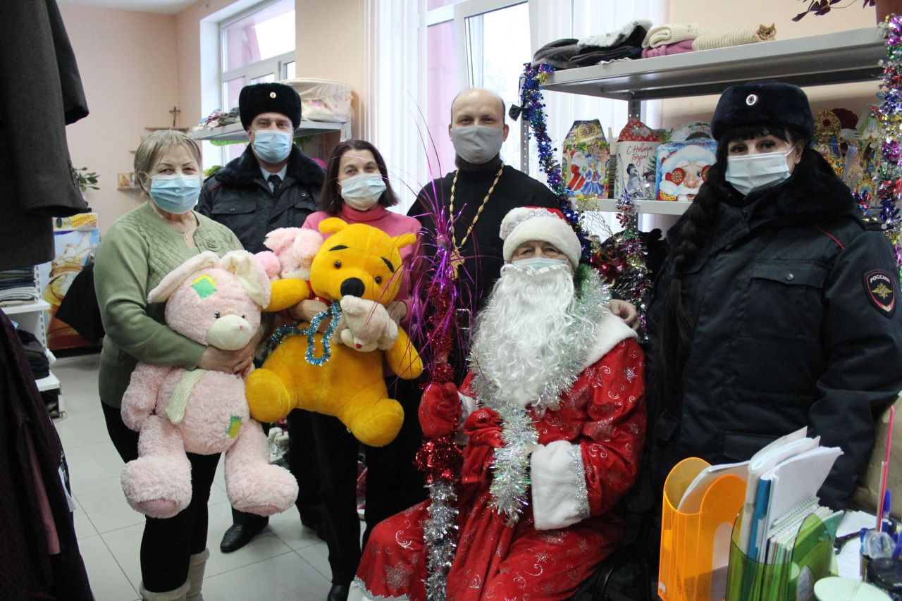 Полиция Серова передала в благотворительный фонд «Сотвори милость» игрушки 