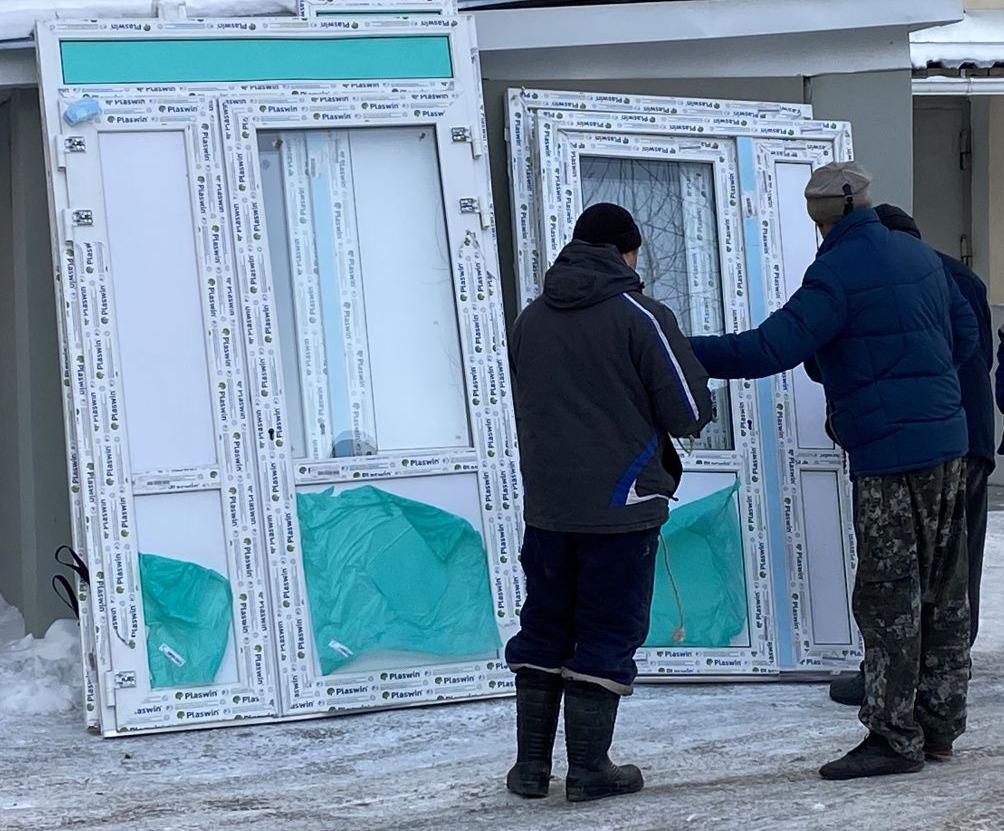 Жители дома по улице Ленина добились установки пластиковых дверей