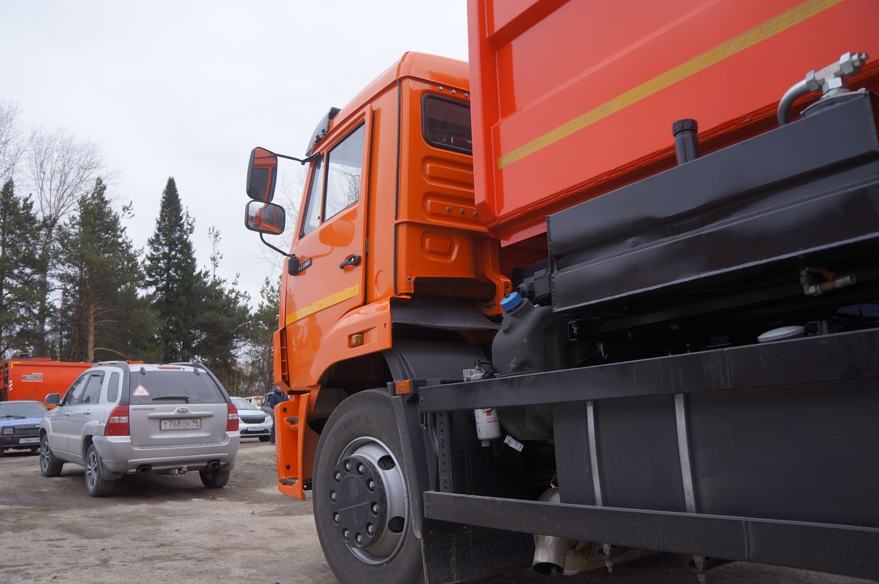 В "Серовавтодор" пришел новый мусоровоз за 3,6 миллиона рублей