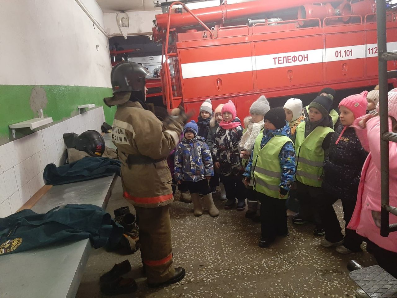 Перед новогодними каникулами серовские школьники пришли на экскурсию в пожарную часть