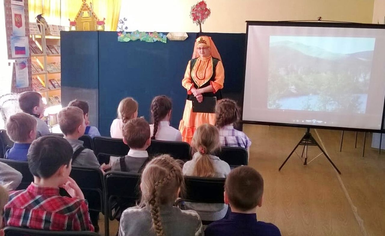 В библиотеке поселка Энергетиков детям показали башкирскую сказку «Ястреб и петух» 
