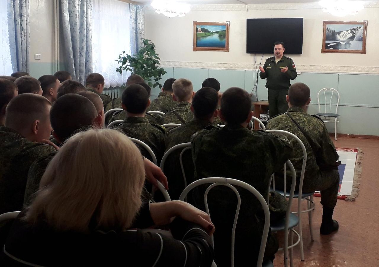 Военный комиссар Серова по-мужски поговорил с кадетами