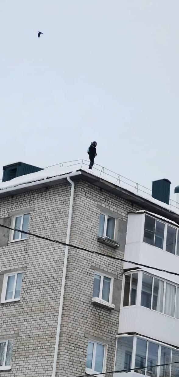 На краю крыши серовской многоэтажки заметили мужчину. Снимали в присутствии полиции
