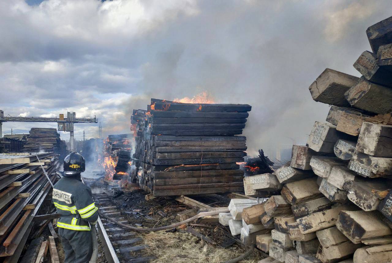 В Серове на территории Путевой машинной станции загорелись шпалы. На тушение выезжал пожарный поезд