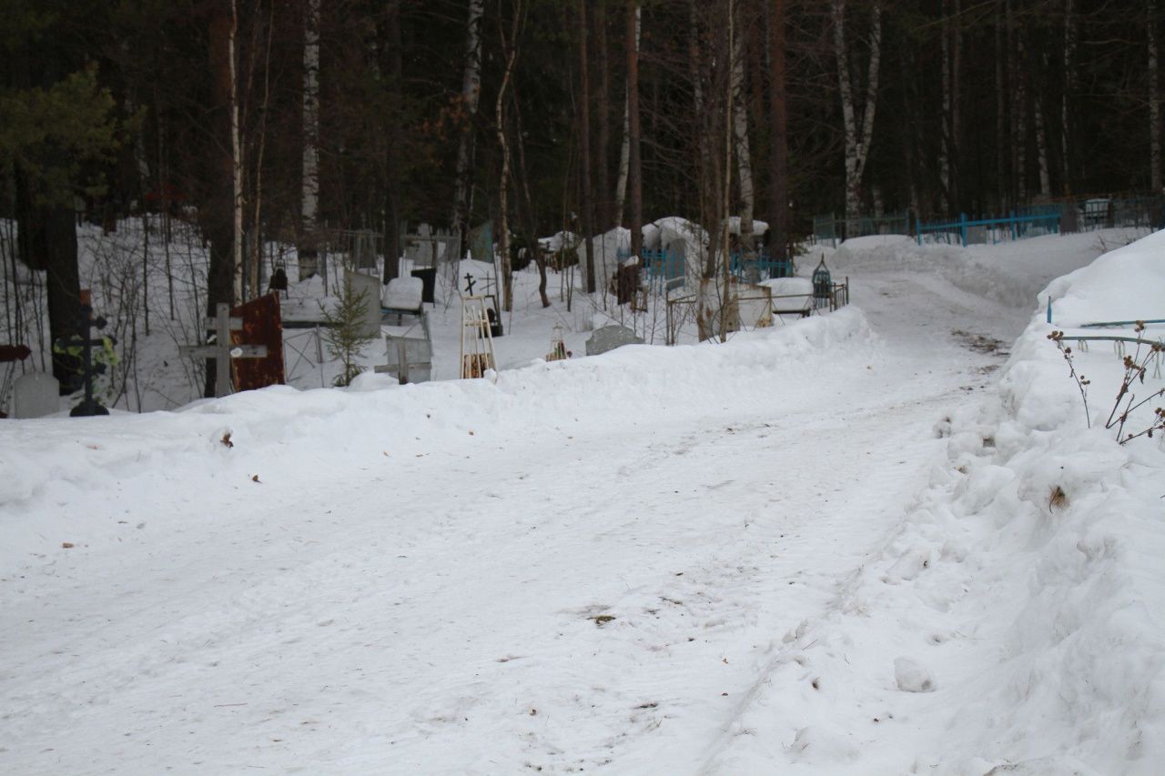 Новоселам Светлого микрорайона в Екатеринбурге приходится пробираться домой через темное кладбище