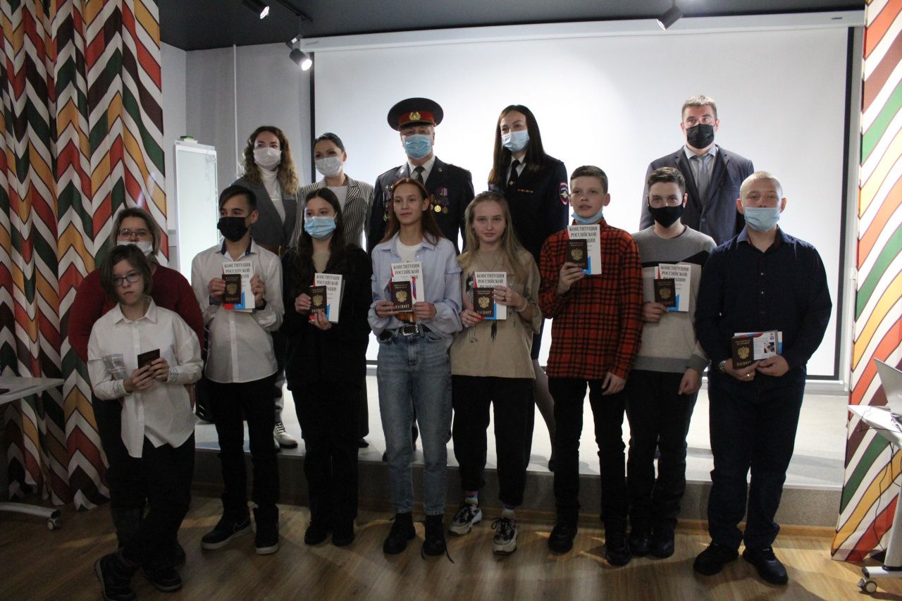Накануне Дня Конституции РФ юным серовчанам вручили паспорта, а также сладкие призы за участие в конкурсе рисунков