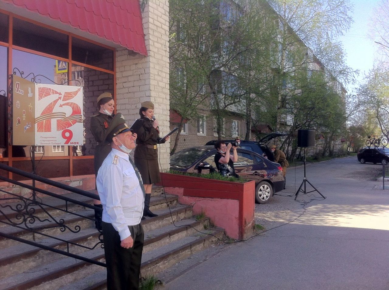 В День Победы в Серове у домов ветеранов прошли концерты