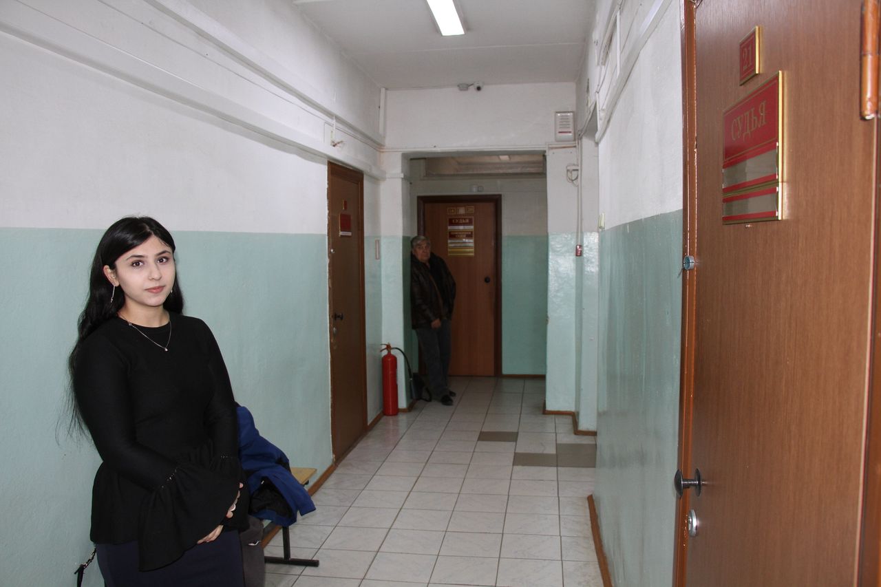 Медсестра Парвин Салаева через суд Серова оспаривает дисциплинарные взыскания, которые на нее наложило начальство