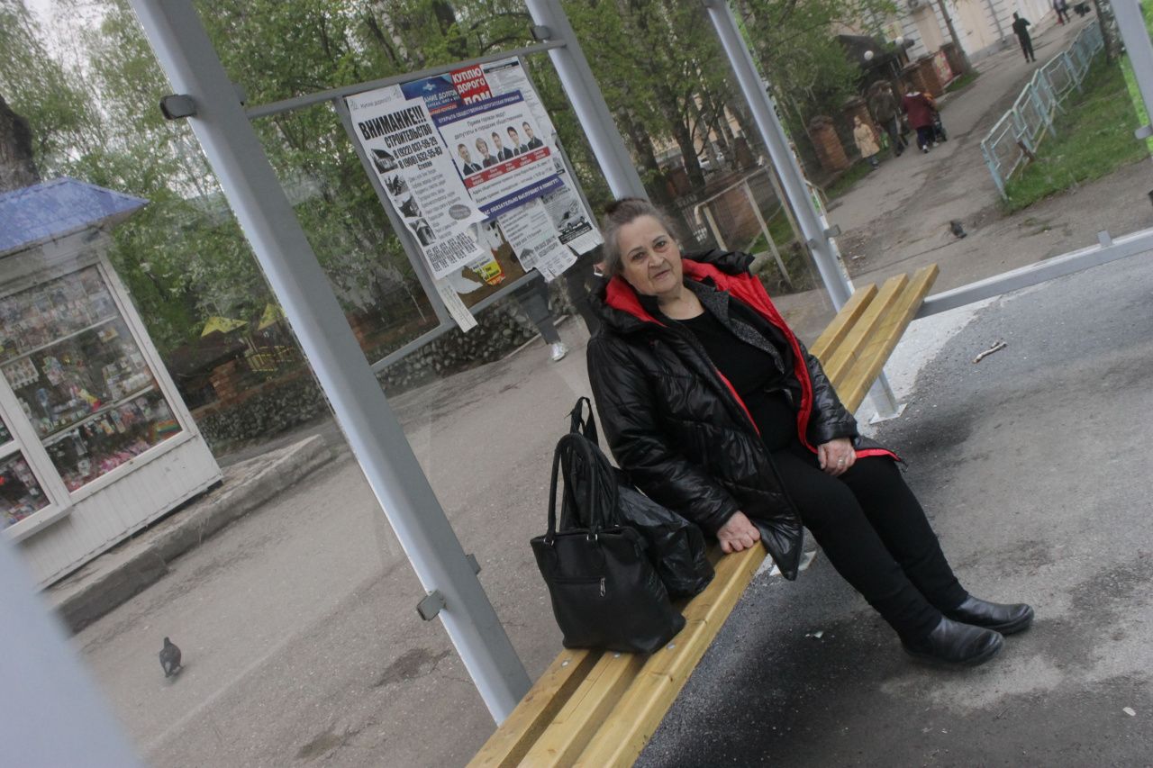 Пенсионерка из Серова переживает, что из-за перекрытия улицы ей сложно добираться до поликлиники: "Возраст, ноги больные"