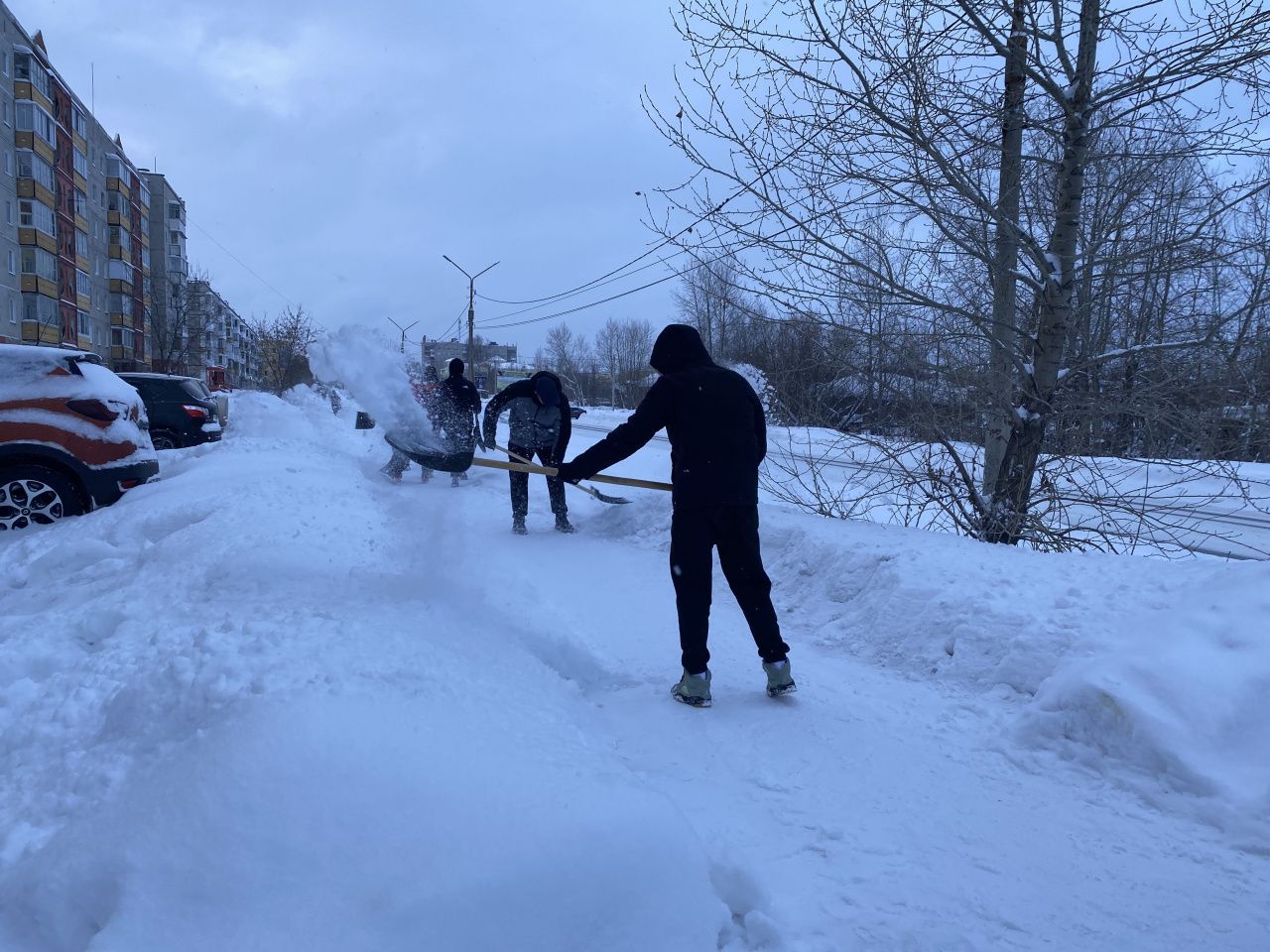 Серовчане помогли дорожным службам убрать снег в центре города