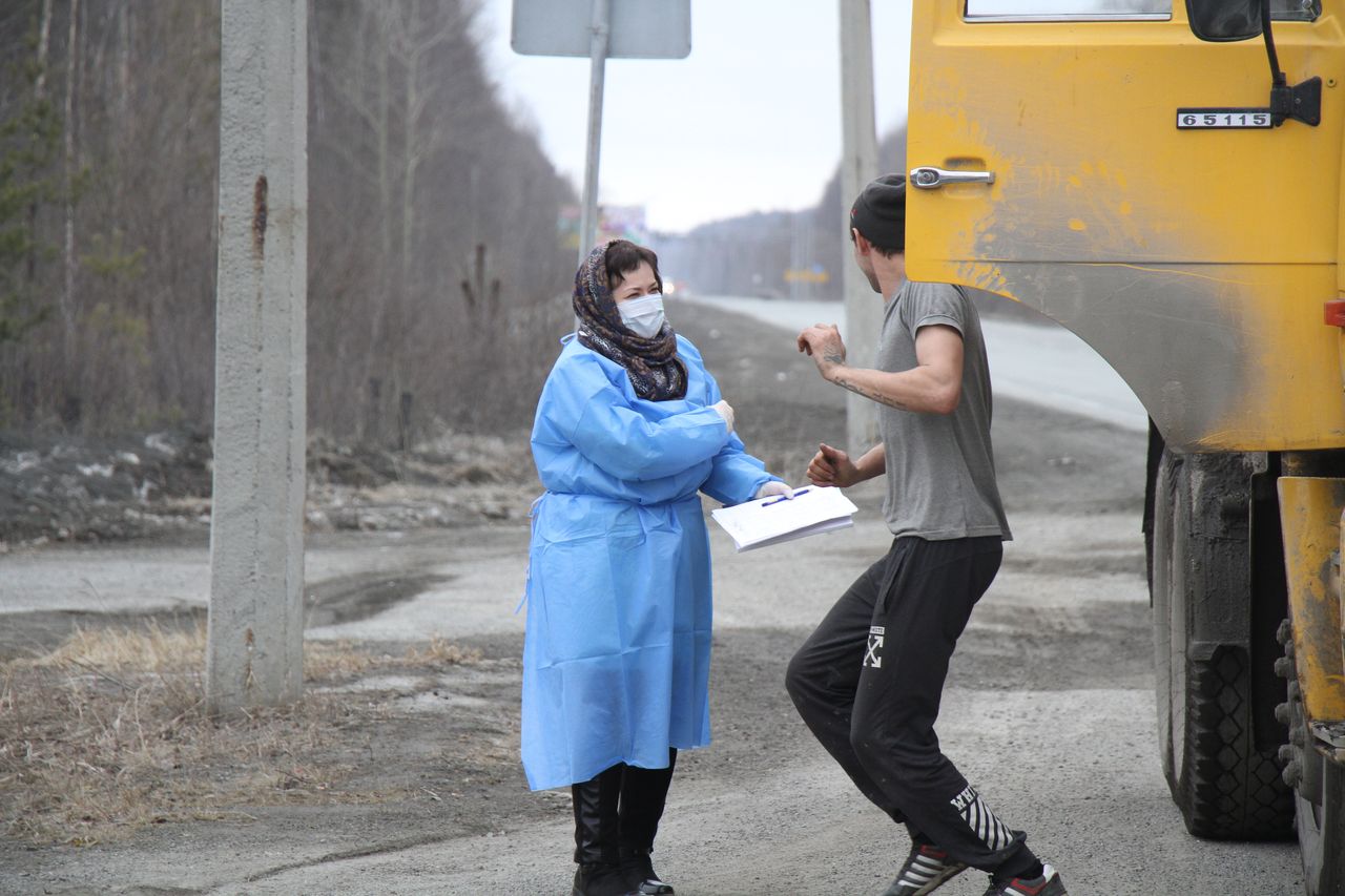 На въезде в Серов выставлен пост сотрудников ДПС, медиков и волонтеров. Въезжающим в город измеряют температуру