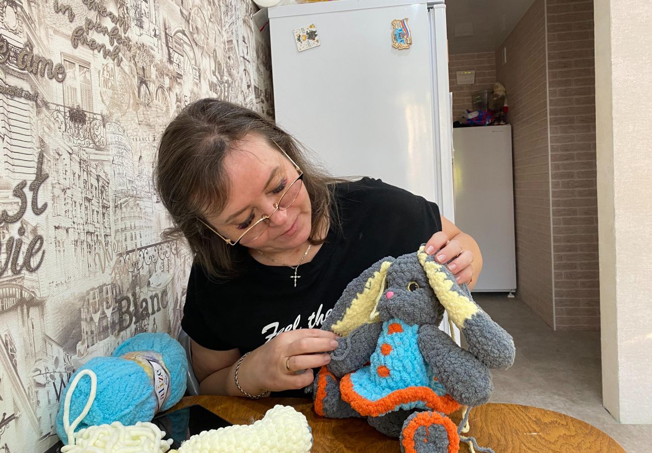 Серовчанка Елена Венгржановская научилась вязать игрушки благодаря появлению внучки