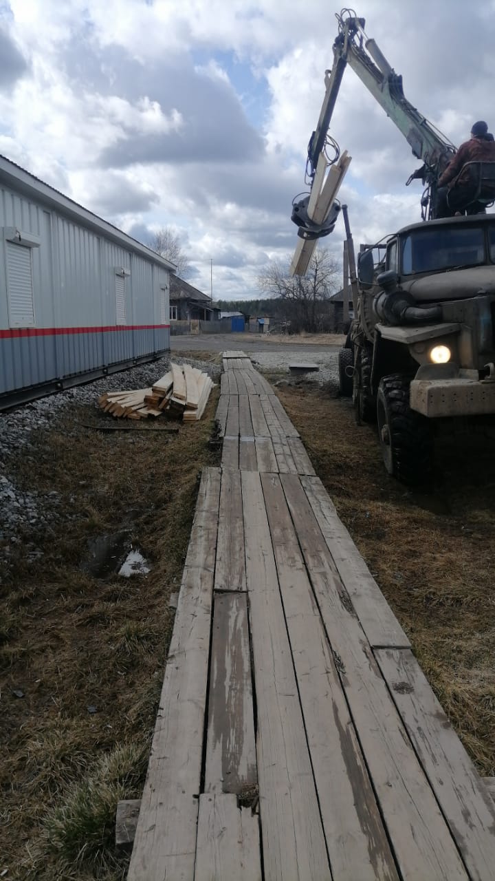 Ремонтом травмоопасного тротуара в Андриановичах занялись железнодорожники. Обещают завершить в мае