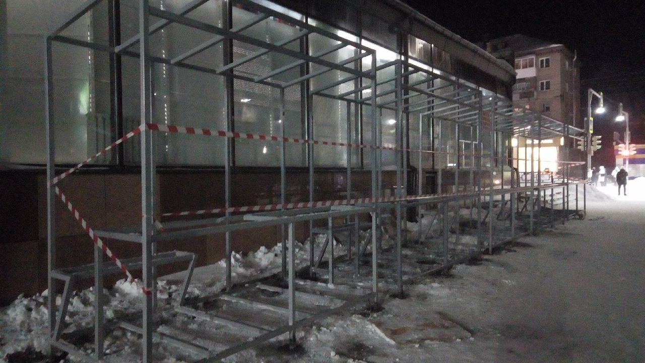 На мини-рынке Серова начали устанавливать павильоны
