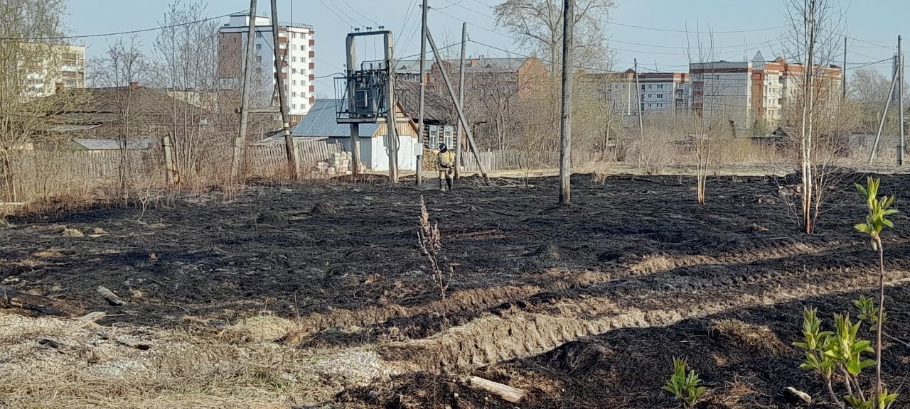 В Серове у здания новой школы загорелась трава