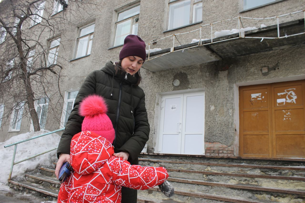 Серовская больница прокомментировала очистку крыши больницы, с которой на ребенка сошел снег