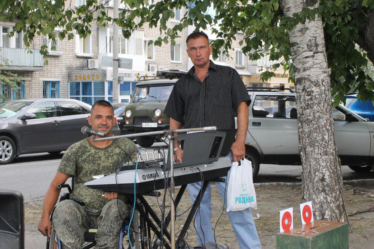 Ростовчанин пел армейские песни недалеко от администрации Серова