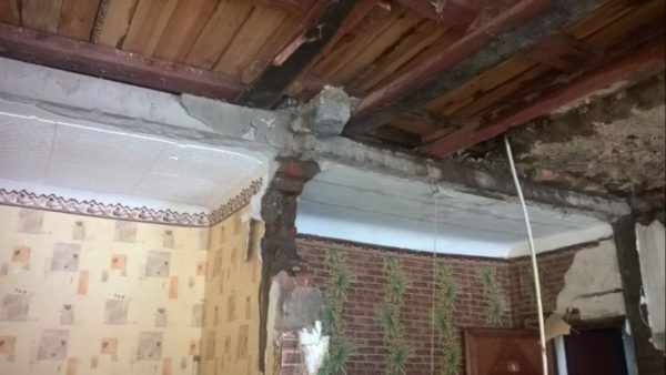 В Серове прокуратура проверит дом, где 6 лет назад снесли несущую стену, из-за чего провалились полы в ванной квартиры выше