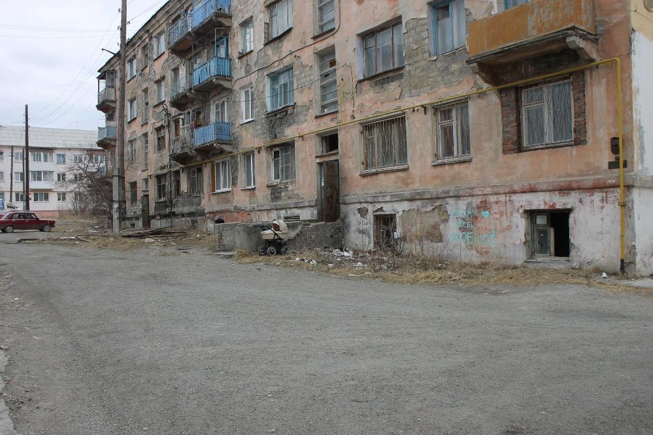 Разыскивают собственников комнат в доме № 7 по улице Белореченской, который мэр Серова попросил жильцов снести своими силами