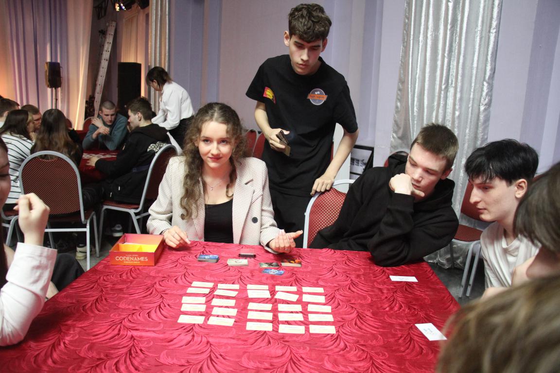 В Серове прошел турнир по настольной игре «Кодовые имена»