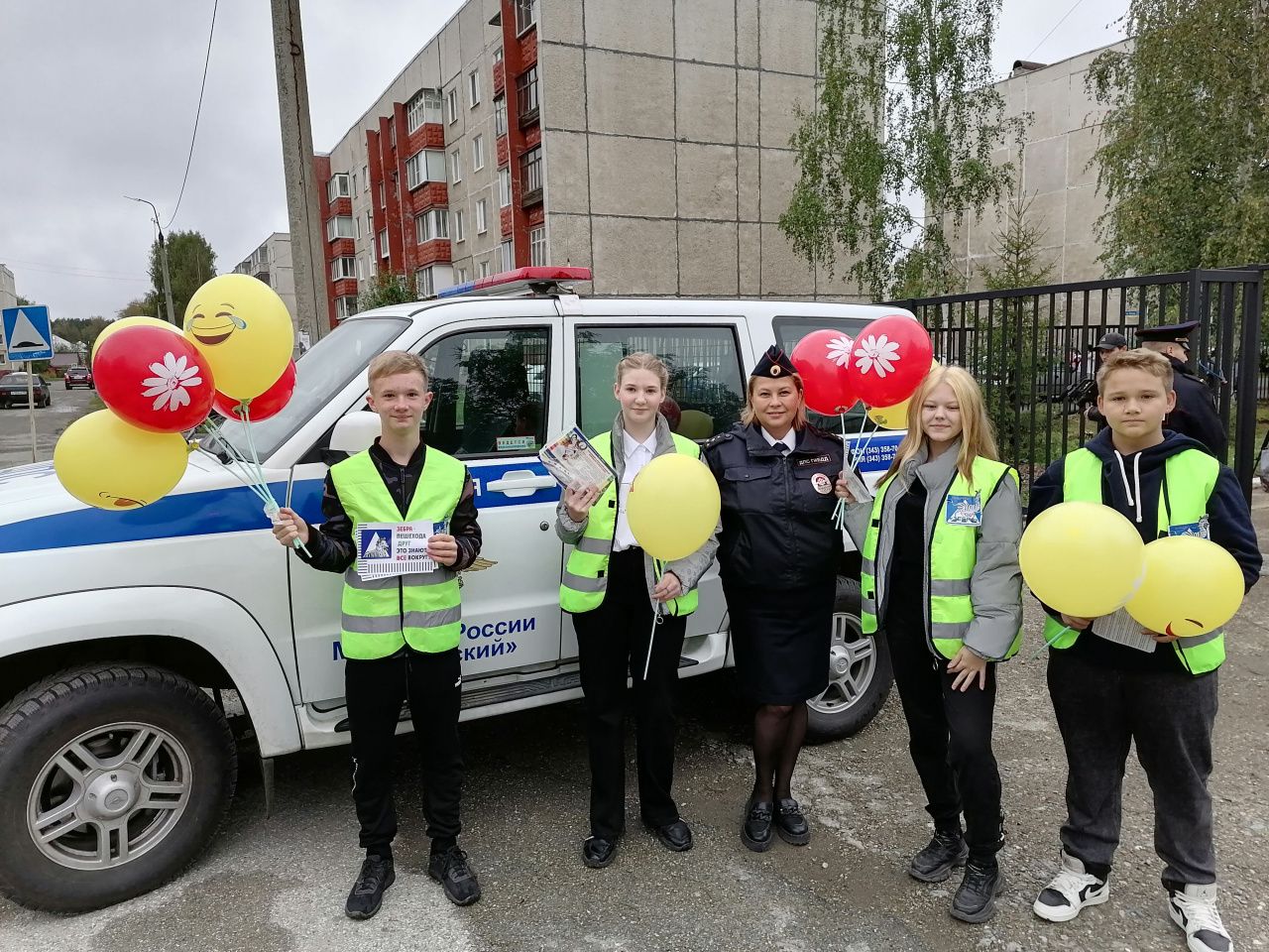 В День знаний сотрудники ГИБДД и юные инспекторы движения вручали первоклашкам воздушные шары