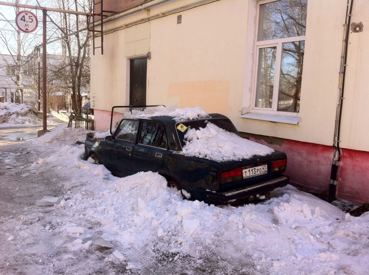 В Серове снег, упавший с крыши, раздавил ВАЗовскую "семерку"