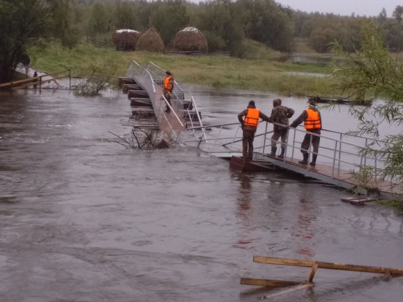 Новый понтонный мост в серовском Филькино простоял полтора дня. Сегодня он... "утонул"