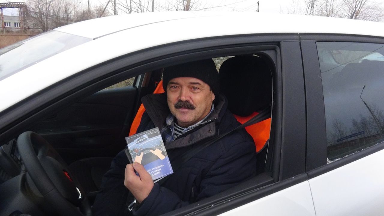 В связи с непогодой госавтоинспекторы Серова провели акцию «Будь внимателен – водитель!»