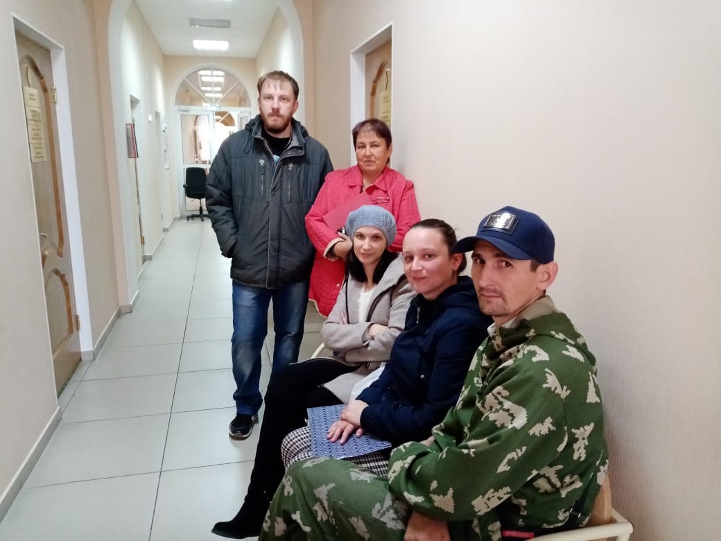 Жители аварийного дома три часа прождали чиновников в мэрии Серова