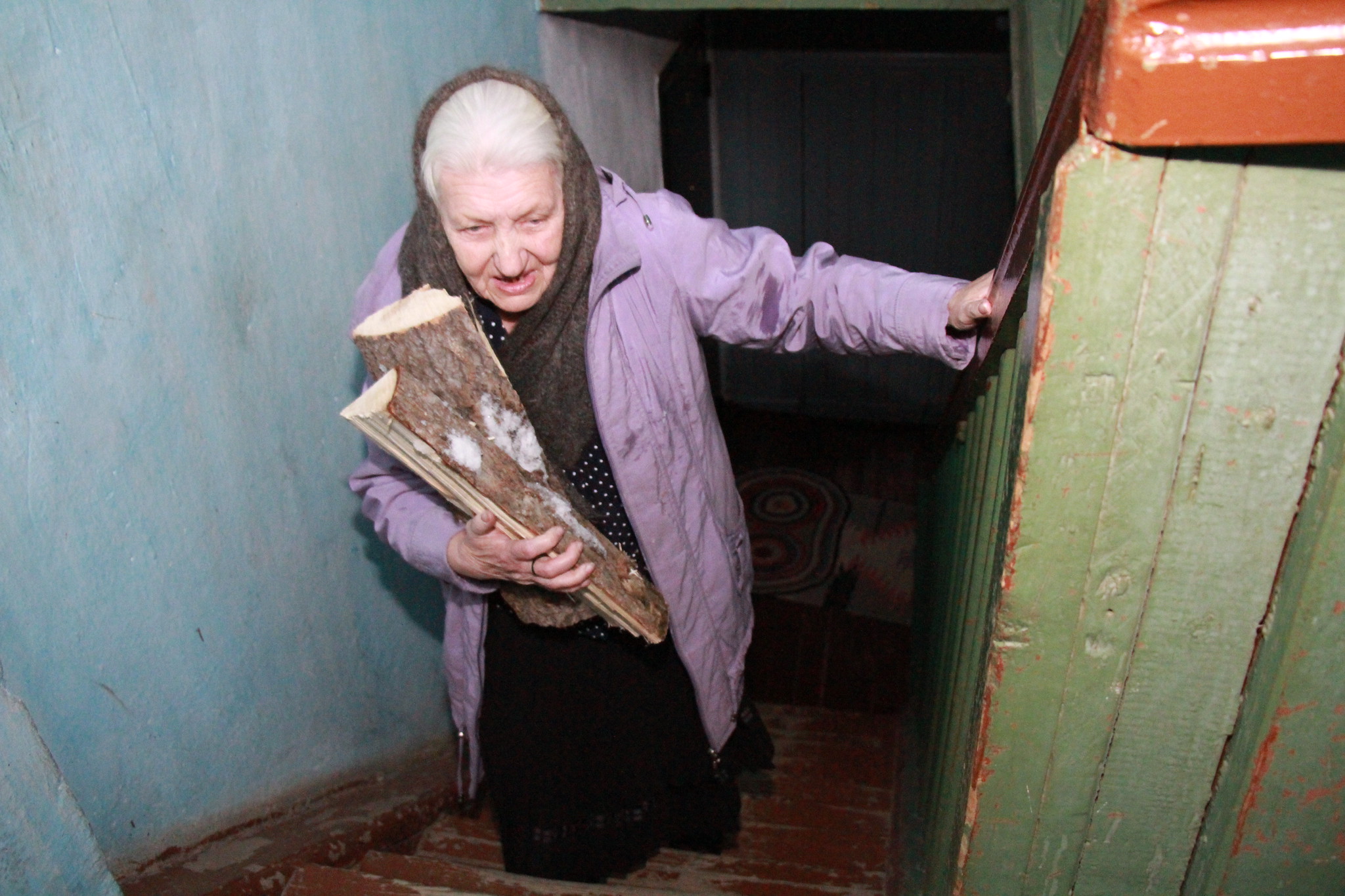 В квартире сосьвинской пенсионерки, которая две зимы таскала дрова на второй этаж, появятся батареи