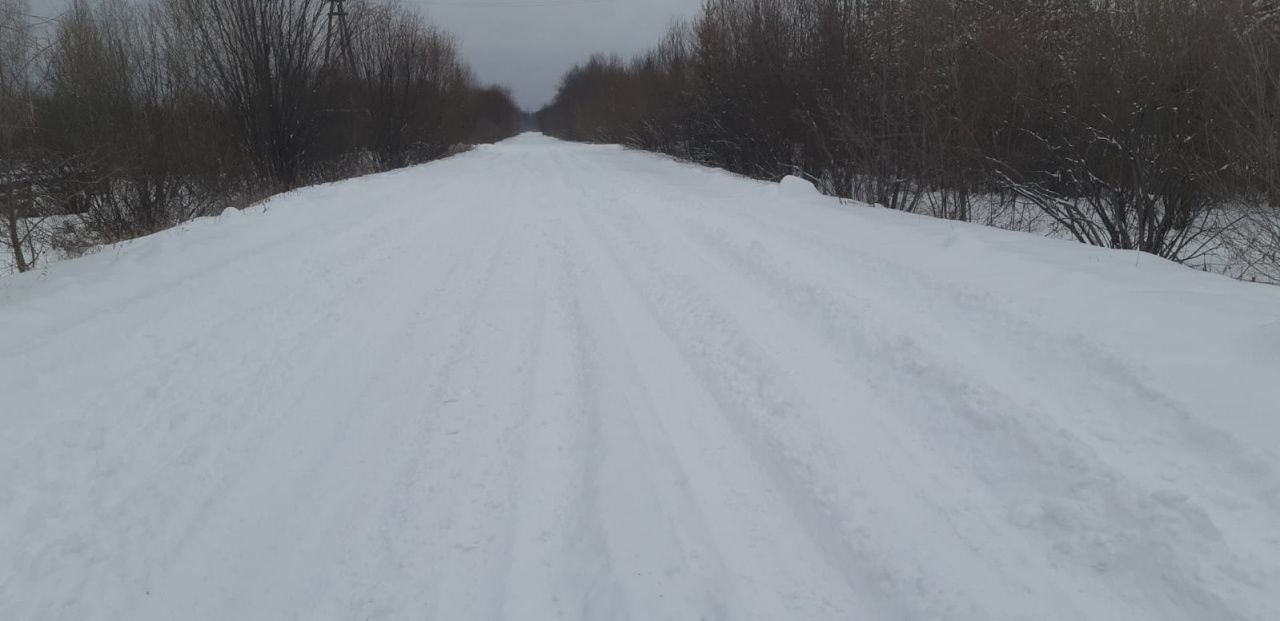 Жители Ларьковки пожаловались, что уборка снега в поселке началась с территории возле дома директора МУПа