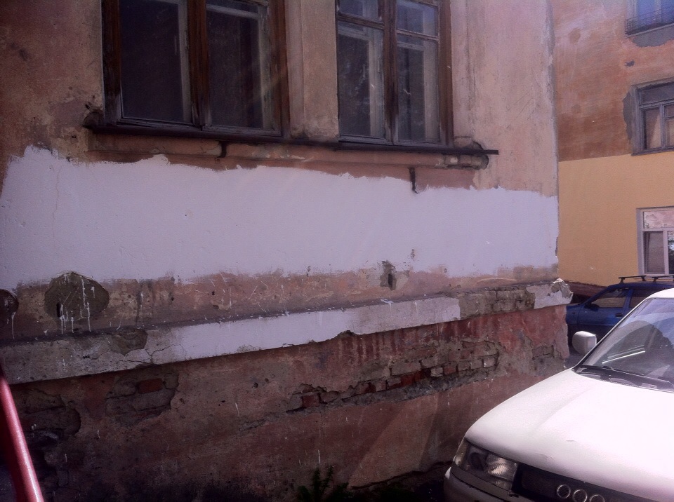 В Серове закрасили надпись на фасаде жилого дома "Достал Путин" 