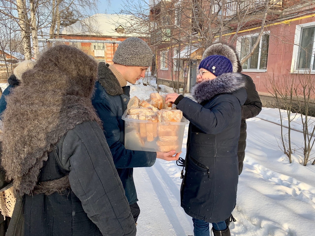 Чтобы серовчане вспомнили о блокаде Ленинграда, студенты раздавали на улице хлеб