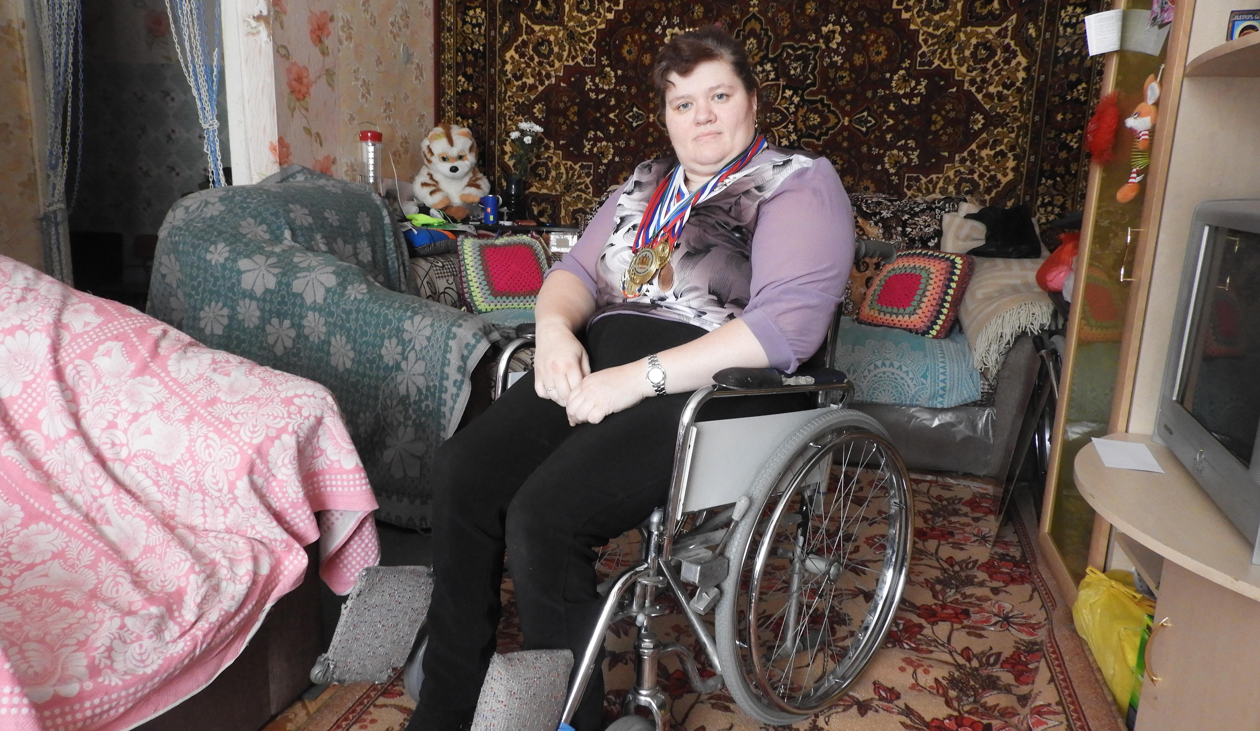 Женщина, прикованная к инвалидному креслу, хочет участвовать в соревнованиях, но у нее нет на это денег