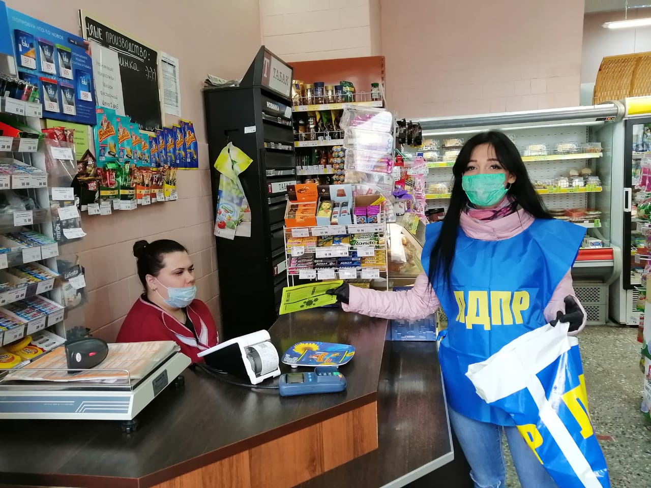 COVID. ЛДПР бесплатно раздавала серовчанам маски и перчатки