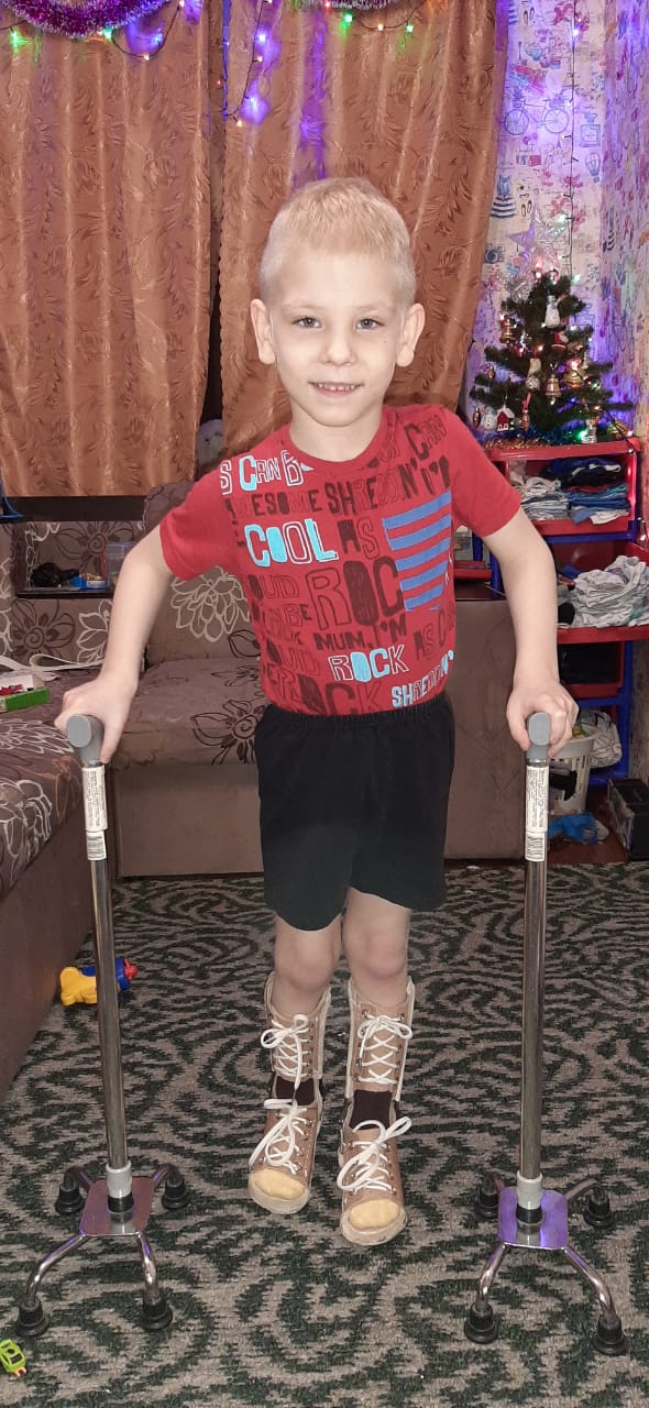 Юный серовчанин Тимофей Волков делает первые шаги после операции на ноги. Дальше – реабилитация 