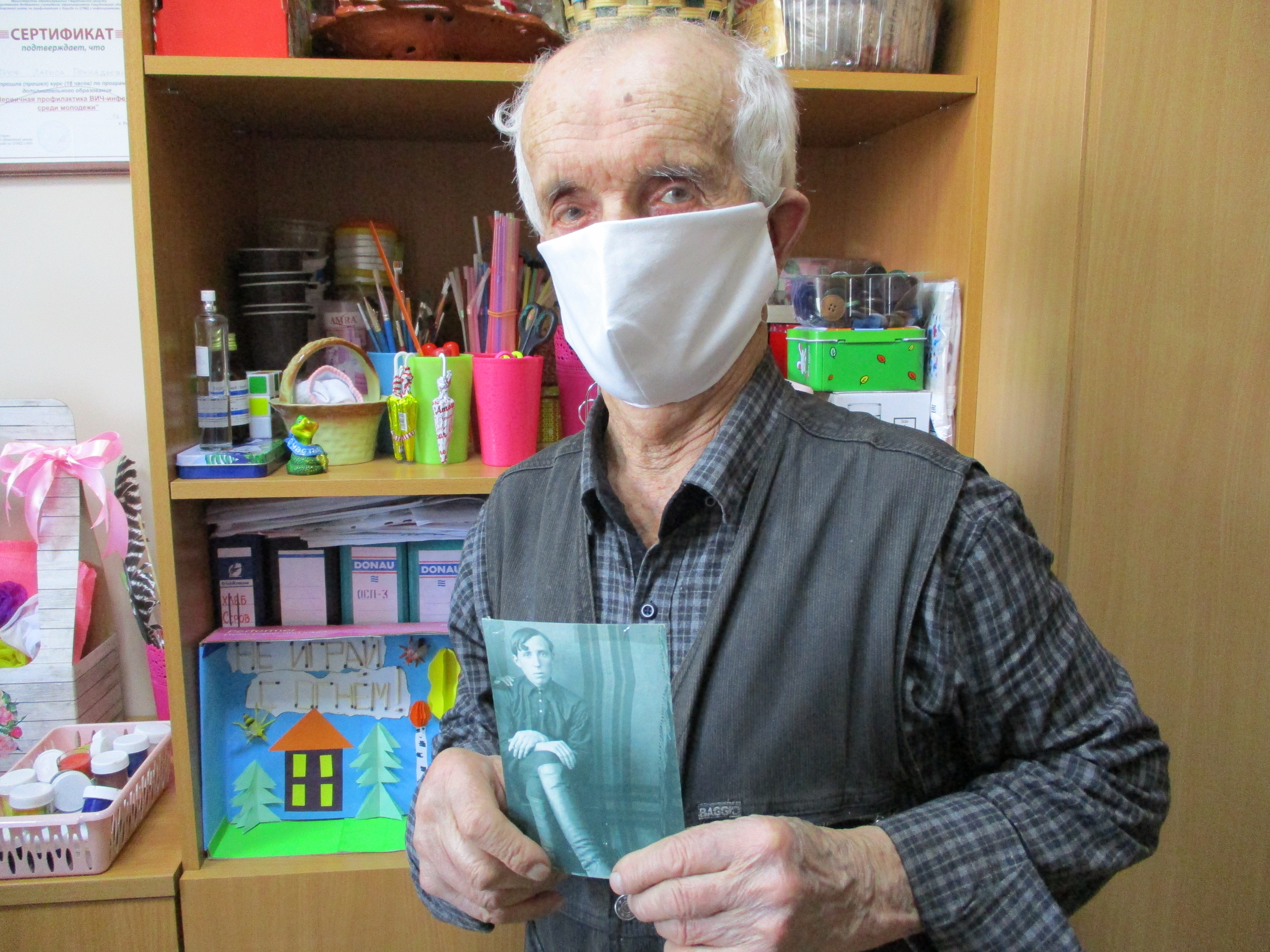 Школьники подарили маски представителям старшего поколения сосьвинцев