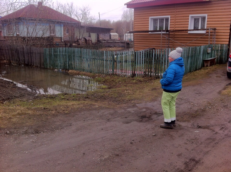 Серовский "Сигнал" ведет работы по очистке коллекторов в районе улицы Каквинской. Местные жители жаловались на затопленные огороды