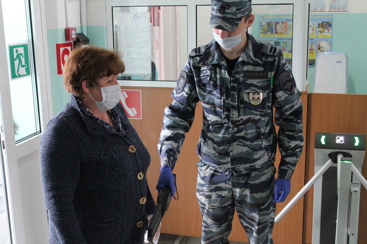 Серовские полицейские обеспечивают безопасность граждан во время голосования